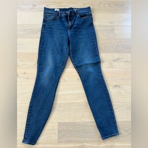 Gap True Skinny size 32r. Medium wash